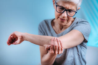 Hvis du har smerter når du løfter kaffekoppen eller håndhilser, så kan det være at du har pådratt deg en tennisalbue (epikondylitt).